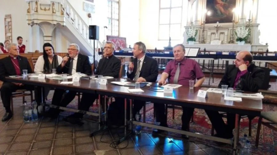 Diskussion mit Gästen des Generalbischofs während des fünften Evangelischen Kirchentags